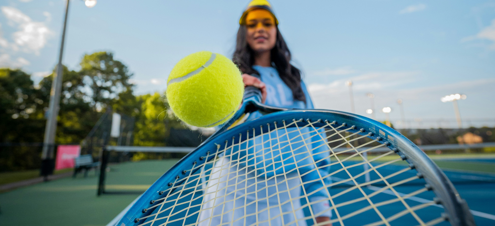 Ragazza che impugna racchetta da tennis
